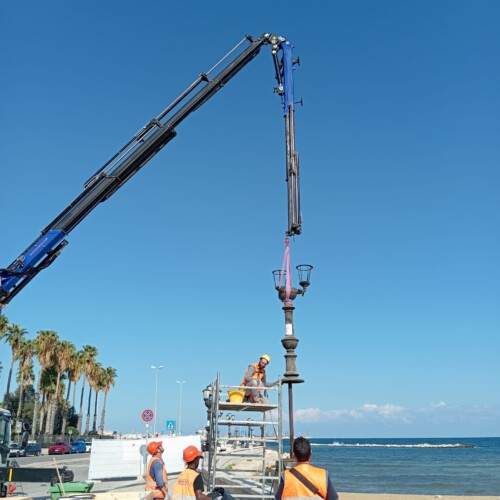 BARI, AL VIA I LAVORI DI MANUTENZIONE STRAORDINARIA DEI CANDELABRI ORNAMENTALI SUL LUNGOMARE