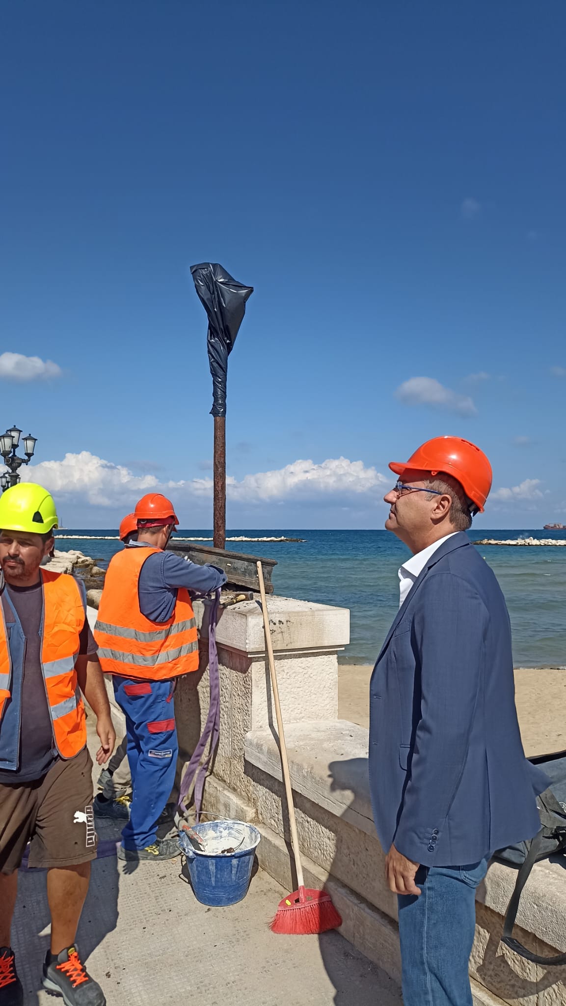 BARI, AL VIA I LAVORI DI MANUTENZIONE STRAORDINARIA DEI CANDELABRI ORNAMENTALI SUL LUNGOMARE