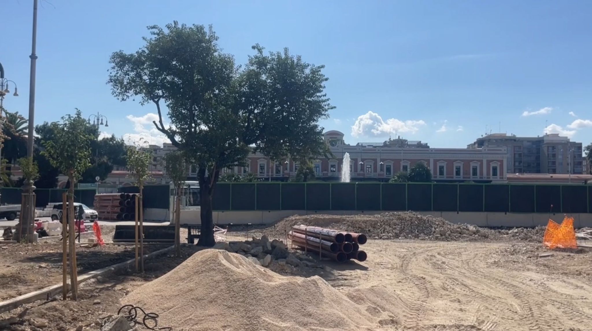 BARI, CANTIERE DI RIQUALIFICAZIONE DI PIAZZA MORO IL SOPRALLUOGO DEL SINDACO