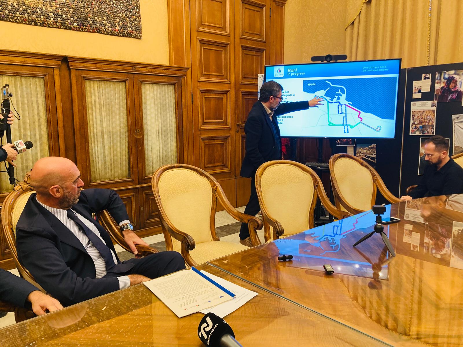 BRT – BUS RAPID TRANSIT STAMATTINA NELLA SALA GIUNTA DI PALAZZO DELLA CITTÀ LA CONFERENZA STAMPA CON STEFANO CIURNELLI