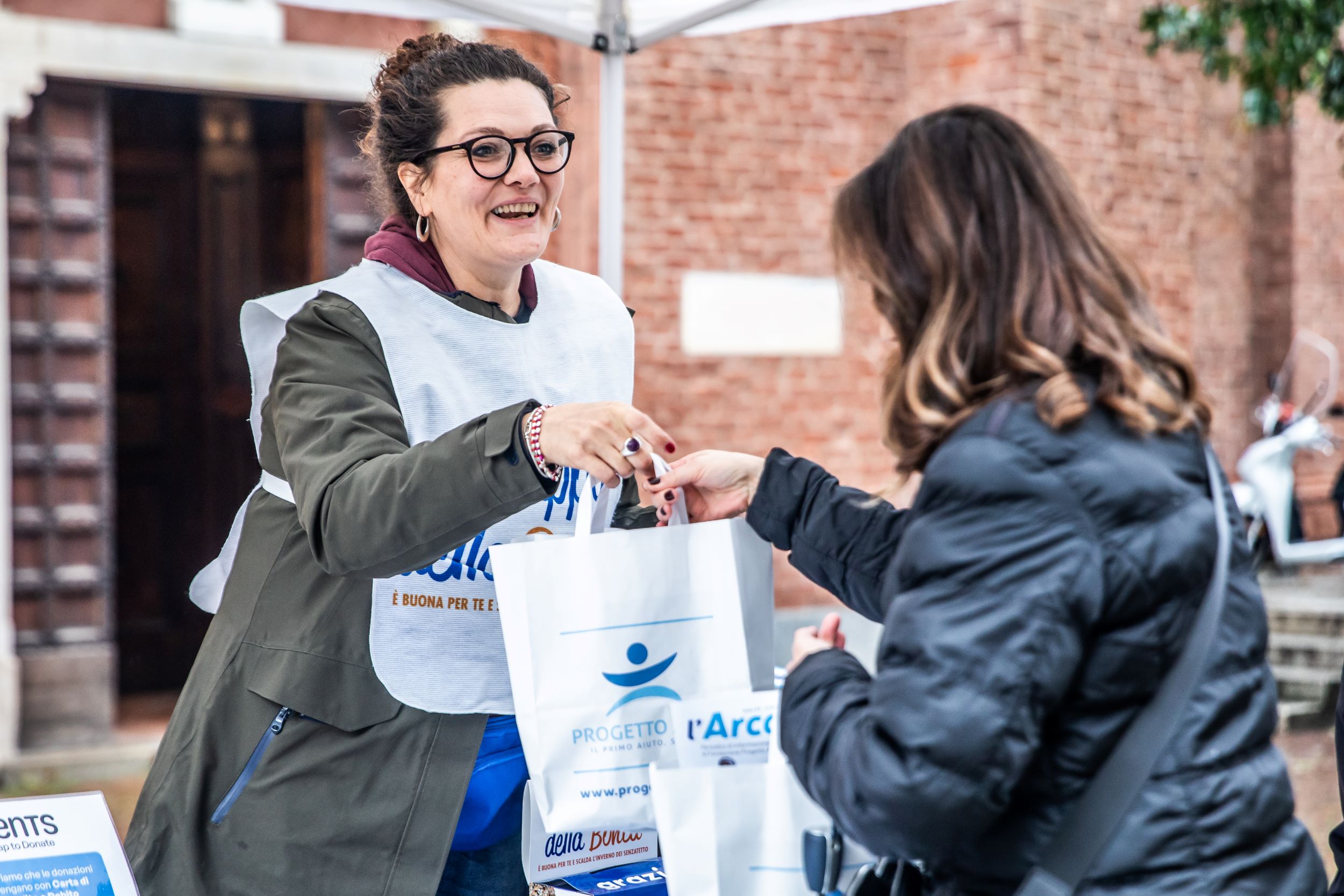 La zuppa della Bontà a Bari: i volontari di Progetto Arca in piazza a sostegno dei senzatetto