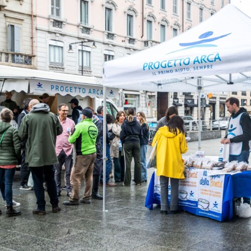 La zuppa della Bontà a Bari: i volontari di Progetto Arca in piazza a sostegno dei senzatetto
