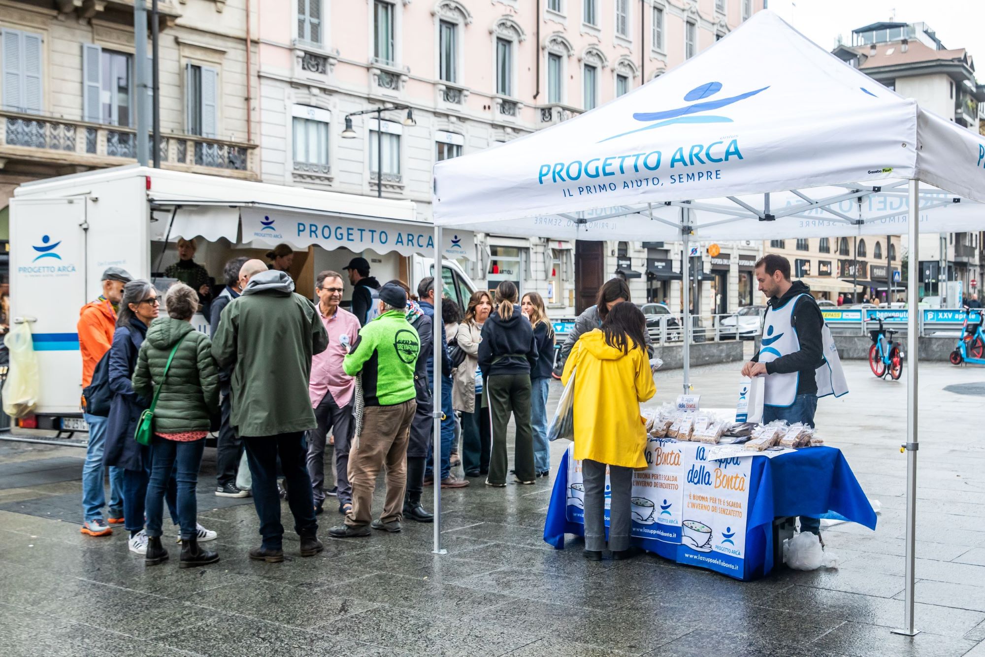 La zuppa della Bontà a Bari: i volontari di Progetto Arca in piazza a sostegno dei senzatetto