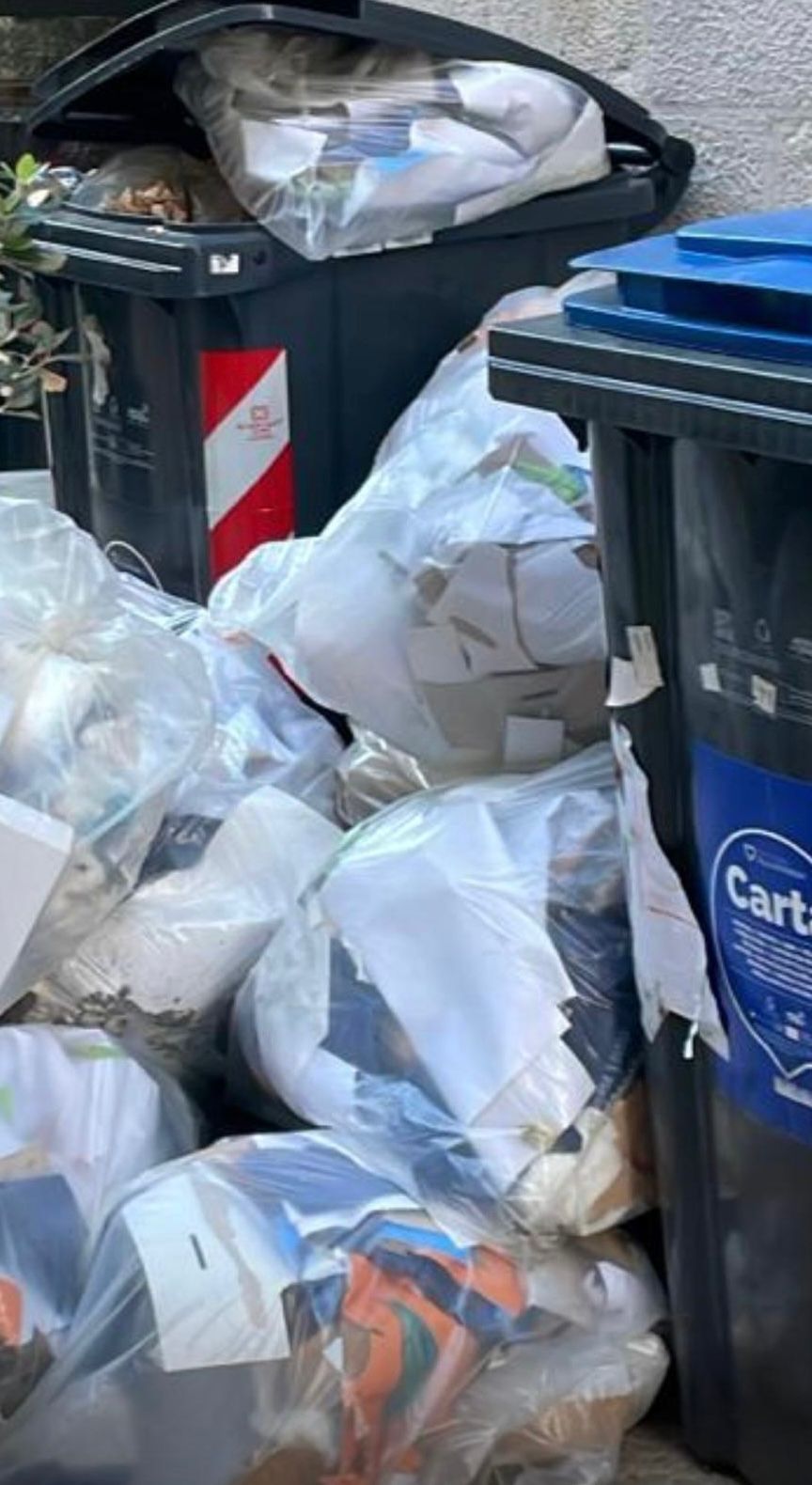 NUOVI STRUMENTI DI CONTRASTO ALLO SMALTIMENTO ILLECITO DEI RIFIUTI: INASPRITE LE SANZIONI PER CHI ABBANDONA RIFIUTI ALL’ESTERNO E IN PROSSIMITÀ DEI CONTENITORI, MULTATO LOCALE A BARI VECCHIA