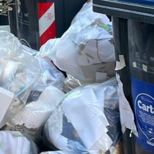 NUOVI STRUMENTI DI CONTRASTO ALLO SMALTIMENTO ILLECITO DEI RIFIUTI: INASPRITE LE SANZIONI PER CHI ABBANDONA RIFIUTI ALL’ESTERNO E IN PROSSIMITÀ DEI CONTENITORI, MULTATO LOCALE A BARI VECCHIA