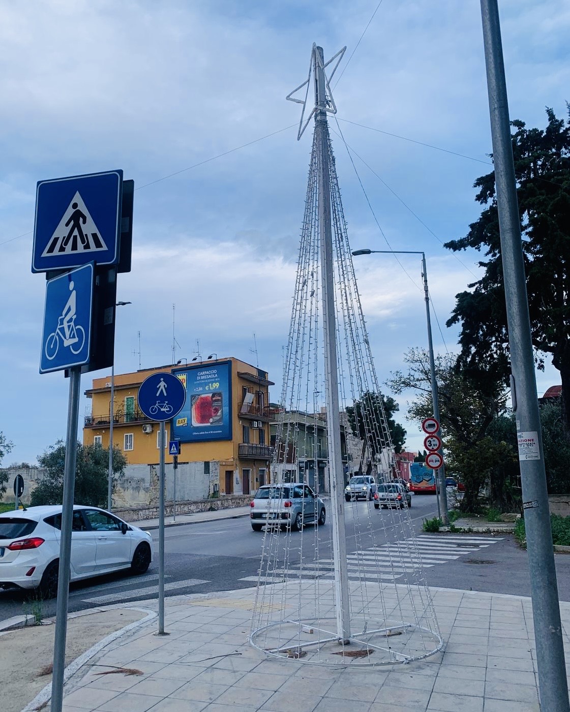 Allestimento catene e installazioni luminose: continuano le operazioni di montaggio in tutti i Municipi della città