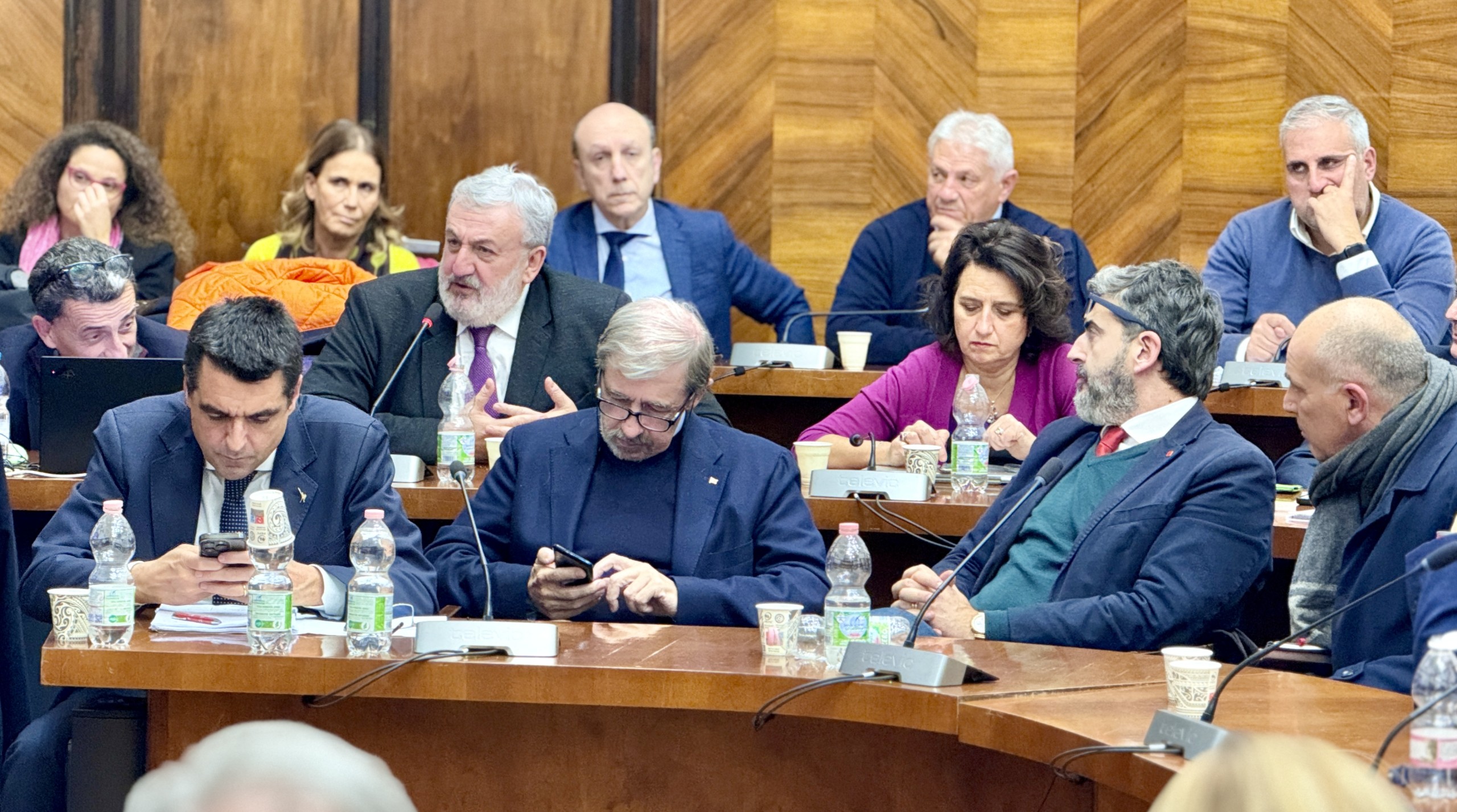 EMILIANO AL TAVOLO ROMANO SULL'EX ILVA: "CHIEDIAMO GARANZIE AL GOVERNO SULLA RIQUALIFICAZIONE DELLO STABILIMENTO DI TARANTO"