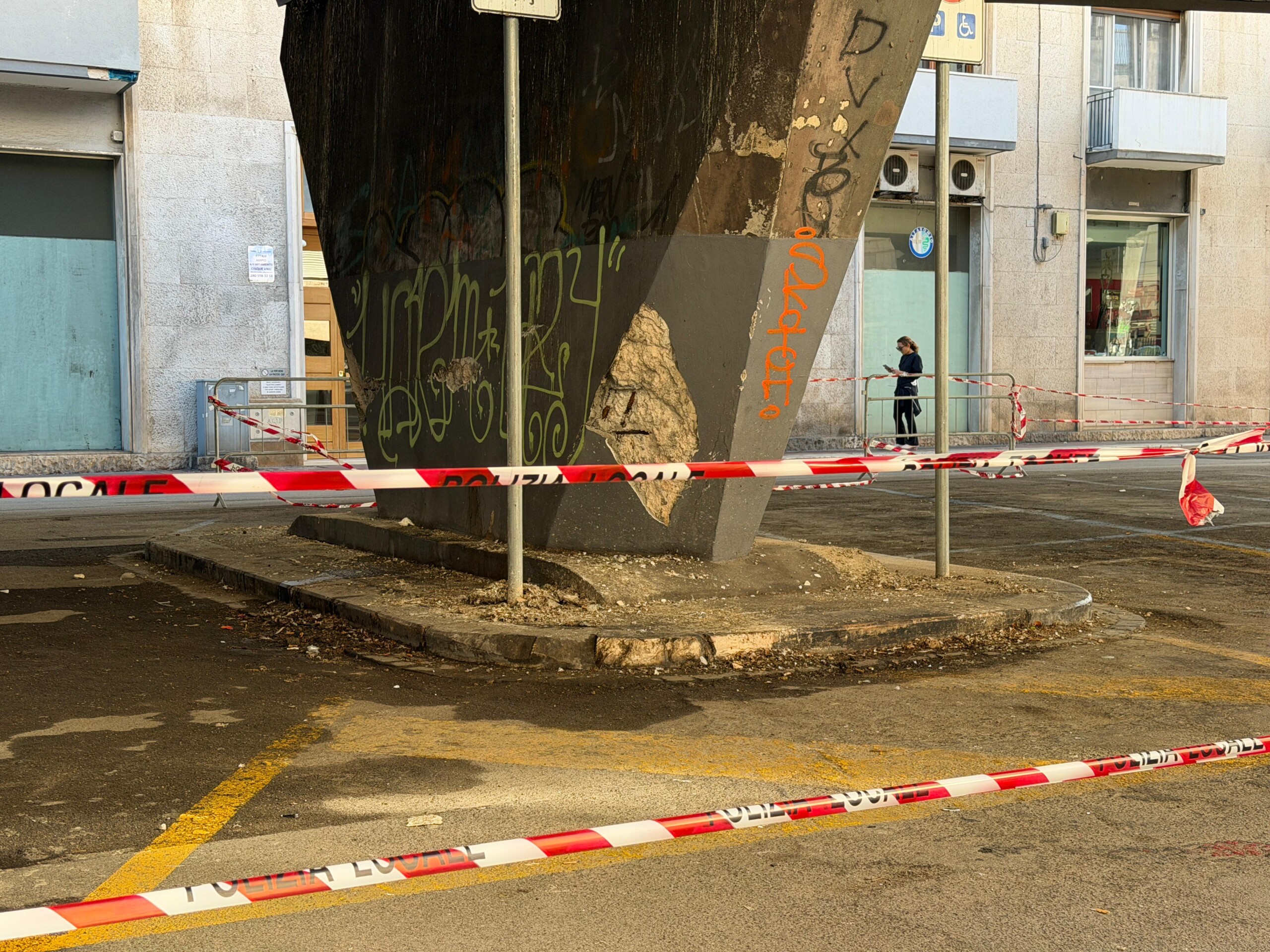 PONTE GIUSEPPE GARIBALDI: FIRMATA L’ORDINANZA PER LA RIDUZIONE DELLA CARREGGIATA E IL DIVIETO DI TRANSITO AI MEZZI PESANTI DOPO LA CADUTA DI ALCUNI CALCINACCI
