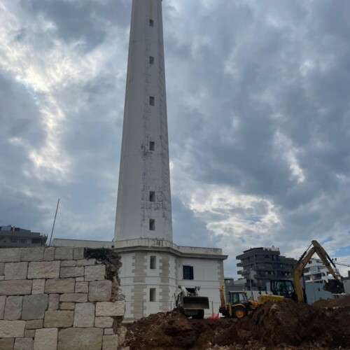 RIQUALIFICAZIONE DEL WATERFRONT DI SAN CATALDO, APERTA LA BRECCIA NEL MURO PERIMETRALE DEL FARO PER REALIZZARE LA SCALINATA CHE COLLEGHERÀ IL NUOVO GIARDINO DEL FARO AL MARE