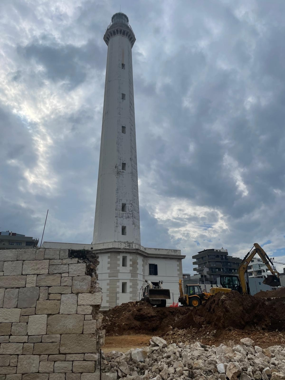 RIQUALIFICAZIONE DEL WATERFRONT DI SAN CATALDO, APERTA LA BRECCIA NEL MURO PERIMETRALE DEL FARO PER REALIZZARE LA SCALINATA CHE COLLEGHERÀ IL NUOVO GIARDINO DEL FARO AL MARE