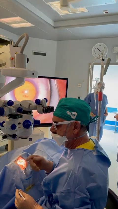 A 100 anni torna a vedere dopo un intervento di cataratta all’Ospedale Di Venere, in ospedale la messa di Santa Lucia per il personale