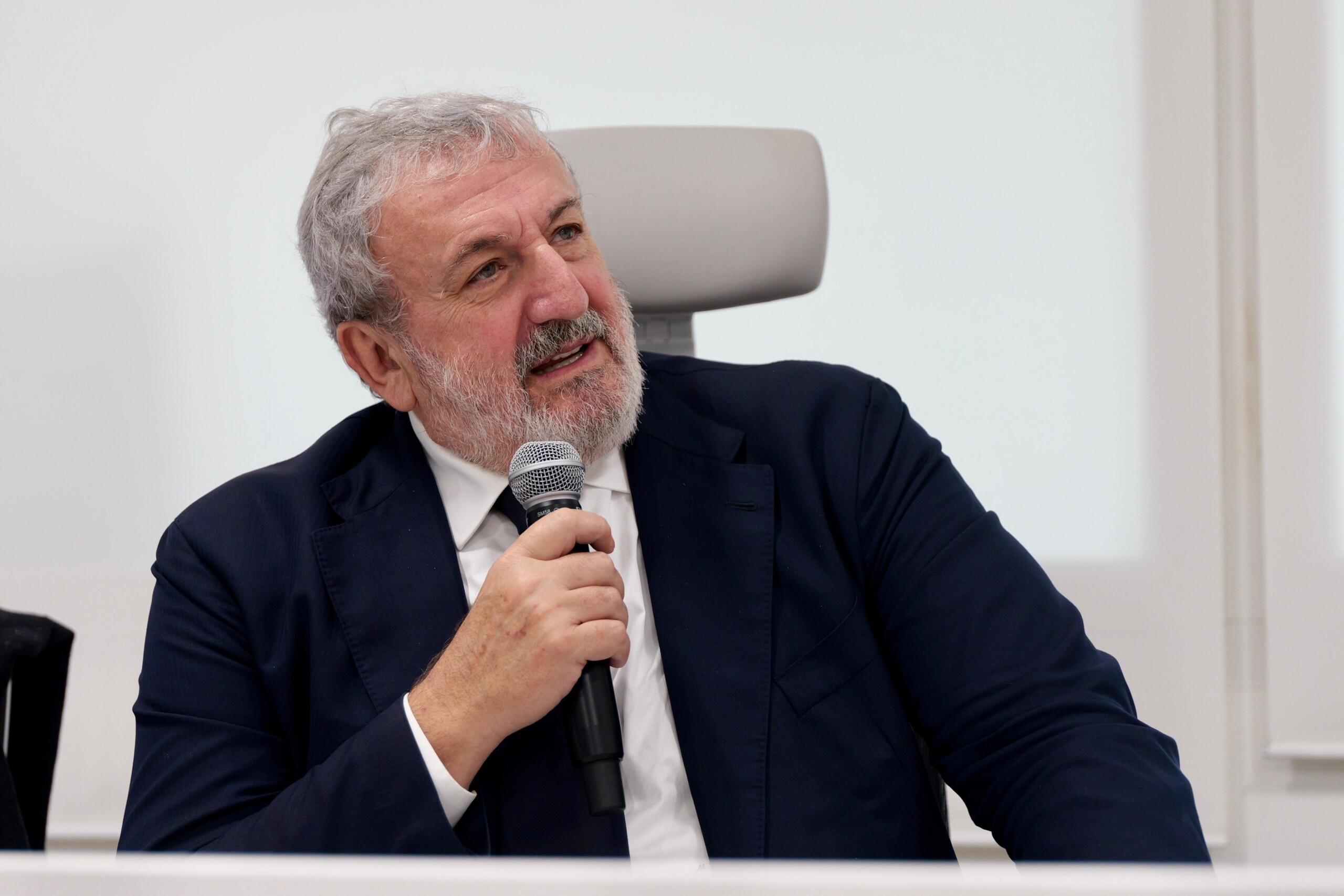 Emiliano in visita al nuovo ospedale San Cataldo di Taranto