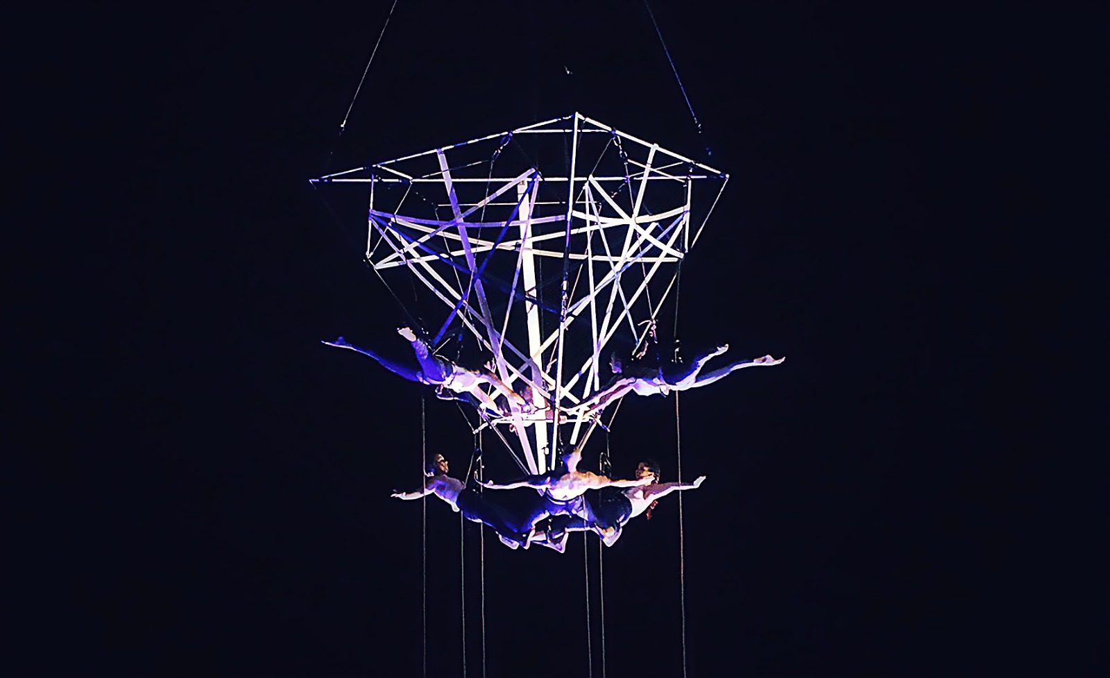 TARANTO ACCOGLIE IL 2026 CON LE SPETTACOLARI ACROBAZIE DEI SONICS