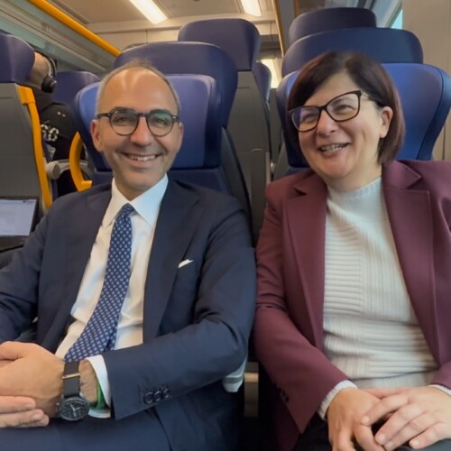 Trasporti, Piemontese: “Il primo giorno si comincia dalle persone. Sul treno delle 7:30 per capire, ascoltare, migliorare”. A bordo passaggio di consegne simbolico con Debora Ciliento