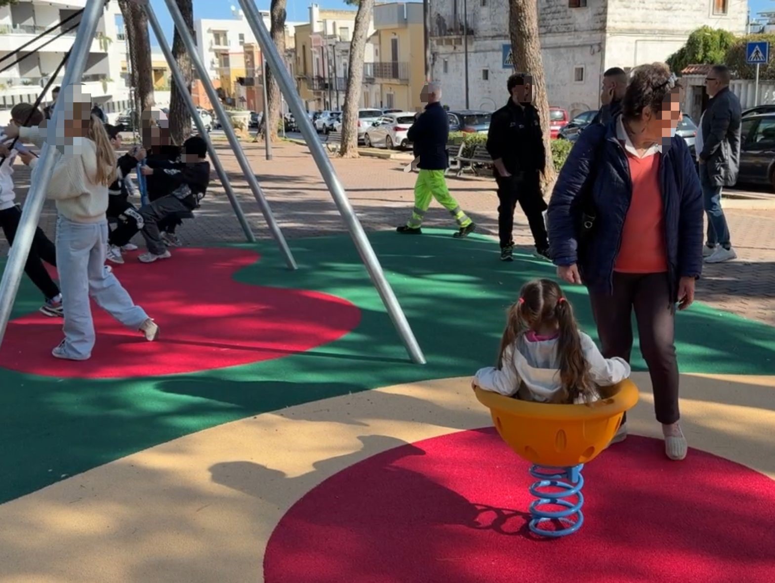 Aggiudicato accordo quadro triennale per arredo urbano e attrezzature ludico sportive. Scaramuzzi: "Già venti aree giochi inaugurate ma continuano i lavori"