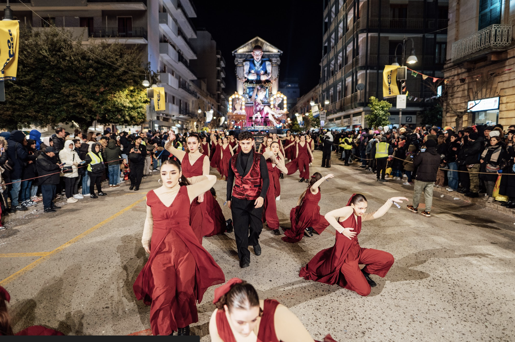 Carnevale di Putignano, 35 mila presenze per la seconda giornata principale. Attesa per il giovedì dei cornuti