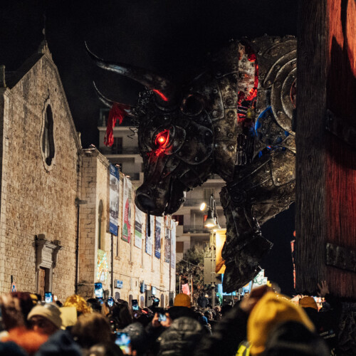 OLTRE 100 MILA PRESENZE PER IL CARNEVALE DEL PARADOSSO. “L’ULTIMA CORRIDA” VINCE LA GARA DEI CARRI ALLEGORICI E FA INCETTA DI PREMI