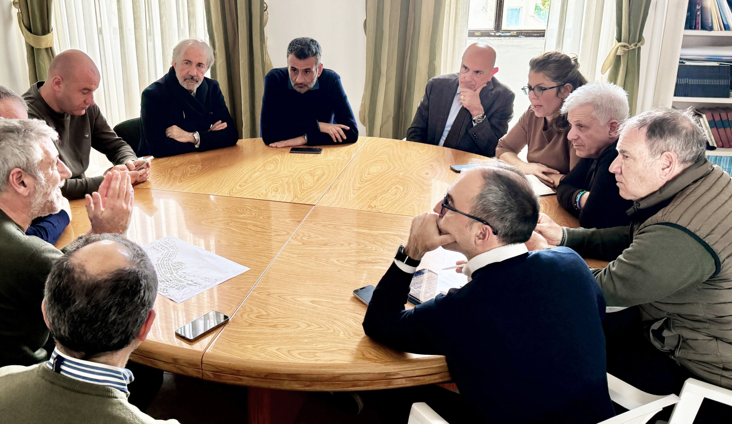 Sopralluogo del presidente Decaro a Torre Sant’Andrea: “Erosione fenomeno naturale. Impegnati su azioni di mitigazione e rallentamento. Melendugno e altri comuni costa avranno supporto della Regione”