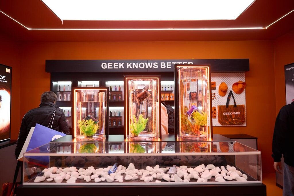 GEEKVAPE presenta il concept “GEEK STORE” al Vapexpo di Parigi, mostrando ai partner l’esperienza retail del futuro