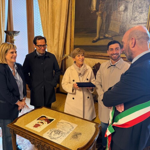 Il sindaco consegna un riconoscimento per i 50 anni della Corniceria Corallo