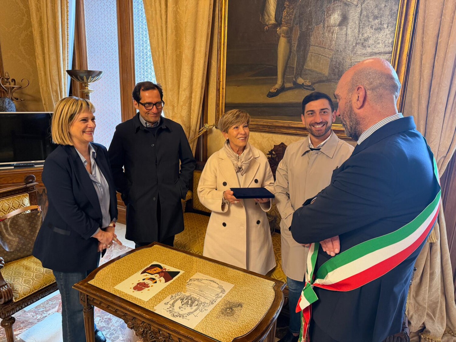 Il sindaco consegna un riconoscimento per i 50 anni della Corniceria Corallo