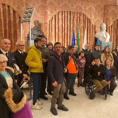Presentato il progetto “Una panchina per tutti”, ideato dal centro Diurno Karol Wojtyla con la commissione consiliare Pari Opportunità per promuovere inclusione, partecipazione e consapevolezza