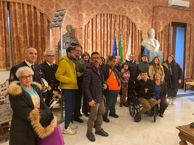 Presentato il progetto “Una panchina per tutti”, ideato dal centro Diurno Karol Wojtyla con la commissione consiliare Pari Opportunità per promuovere inclusione, partecipazione e consapevolezza