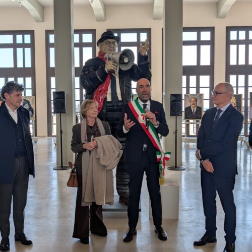 “Sguardi sul Cinema”: al Teatro Margherita inaugurata la mostra Scart, le star del cinema prendono forma con i rifiuti industriali