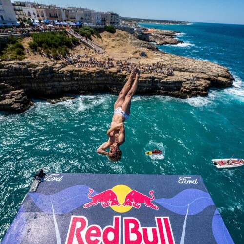 I tuffi tornano in Puglia: la Red Bull Cliff Diving World Series fa tappa a Polignano
