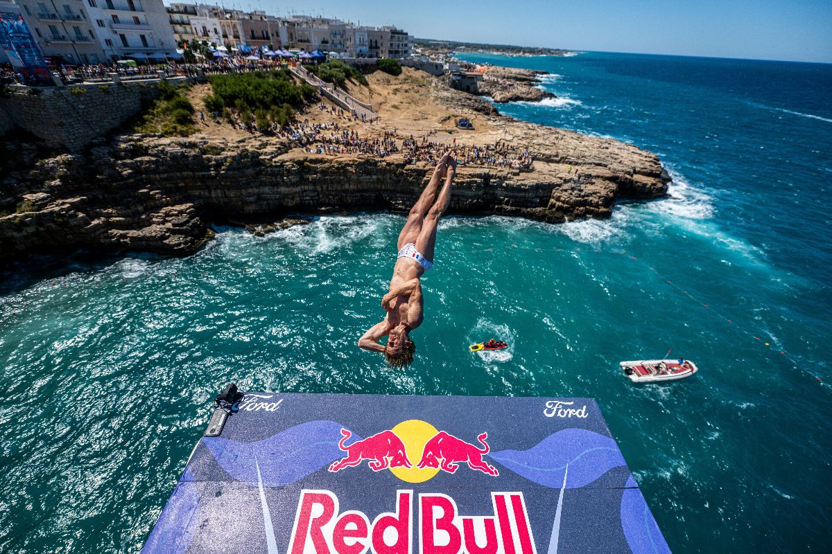 I tuffi tornano in Puglia: la Red Bull Cliff Diving World Series fa tappa a Polignano