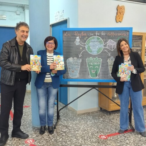 La Puglia che fa la differenza entra a scuola, l’assessora Ciliento e Antonio Stornaiolo consegnano il quaderno sulle buone pratiche per la gestione dei rifiuti e contro gli sprechi