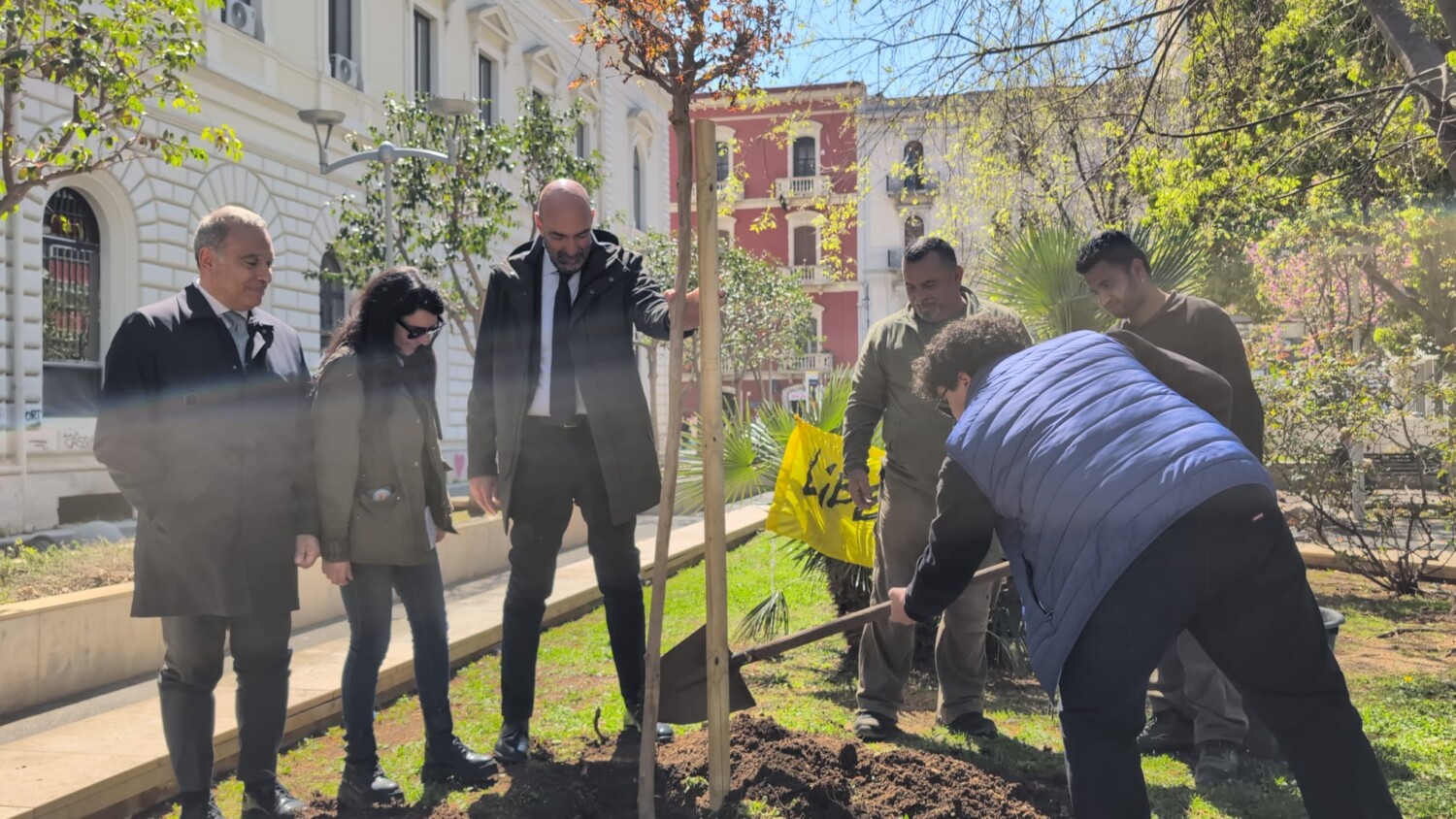 “Piazza Idea - Liberi spazi di cittadinanza”: in piazza Cesare Battisti piantato l'albero dedicato alle vittime innocenti delle mafie
