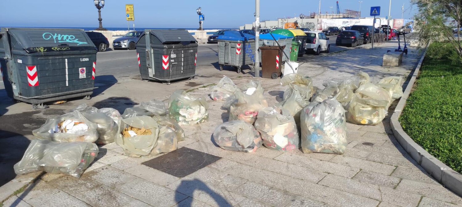 Sanzionati a Bari vecchia otto ristoratori per conferimento illecito dei rifiuti. Palone: "Immagini vergognose. Chiediamo da anni maggiore collaborazione"