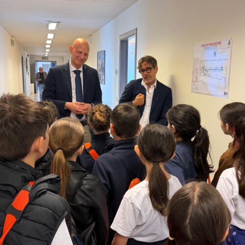 Trovano 95 euro a Pane e Pomodoro e li consegnano al Comune: protagonisti gli alunni di una quarta classe della Don Orione