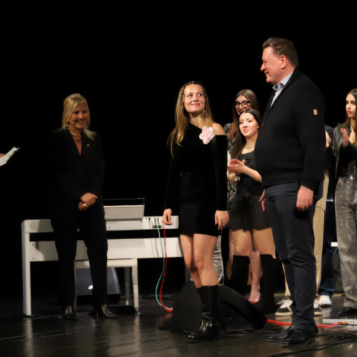 Young Talent Music Competition 2026, trionfo di giovani talenti. I vincitori: Nicole Maria Longoni, 23 anni, (inediti), Maria Chiara La Banca (under 17), Massimo Passanante (solisti), i Sound Wave (band), duo Aquanegra (premio giuria popolare)