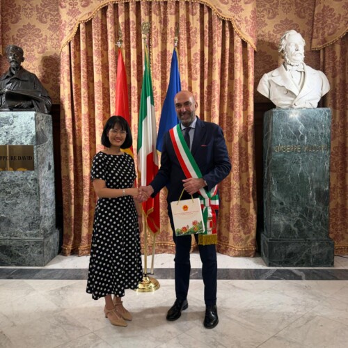 BARI E VIETNAM, IL SINDACO LECCESE INCONTRA L’AMBASCIATRICE NGUYEN PHUONG ANH: AL LAVORO PER NUOVE COLLABORAZIONI E UN POSSIBILE GEMELLAGGIO