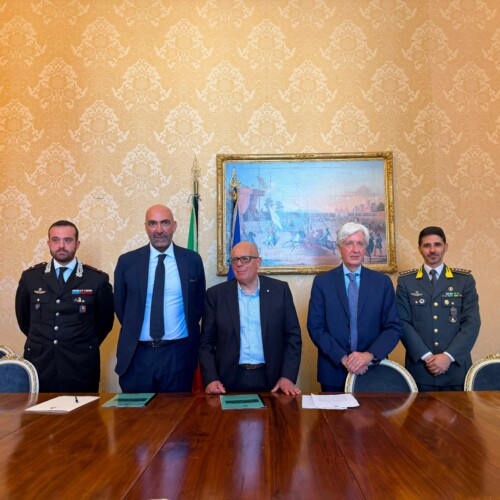 LEGALITÀ, FIRMATO PROTOCOLLO A TUTELA DELL’ECONOMIA REGOLARE TRA PREFETTURA E COMUNE DI BARI. LECCESE: “RENDIAMO CONTROLLI SU ZONA GRIGIA PIÙ EFFICACI”