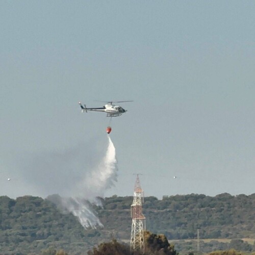 Protezione civile, primi lanci dell’elicottero della flotta regionale per domare incendio a Statte