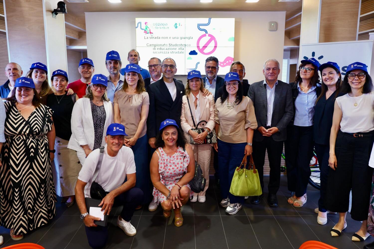 Sicurezza stradale, "La strada non è una giungla": premiati in Regione gli studenti vincitori. Piemontese: "Coinvolgendo 7.500 studenti, 150 docenti e 80 scuole pugliesi create le fondamenta per una vera comunità della sicurezza stradale"
