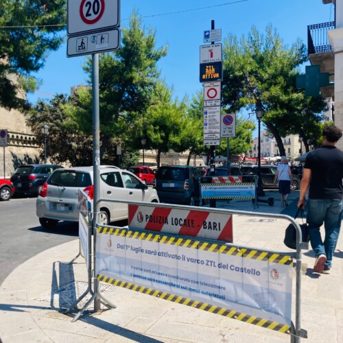 ZTL Bari vecchia, posizionati banner nei pressi del varco del Castello: l’incontro di Scaramuzzi con i residenti