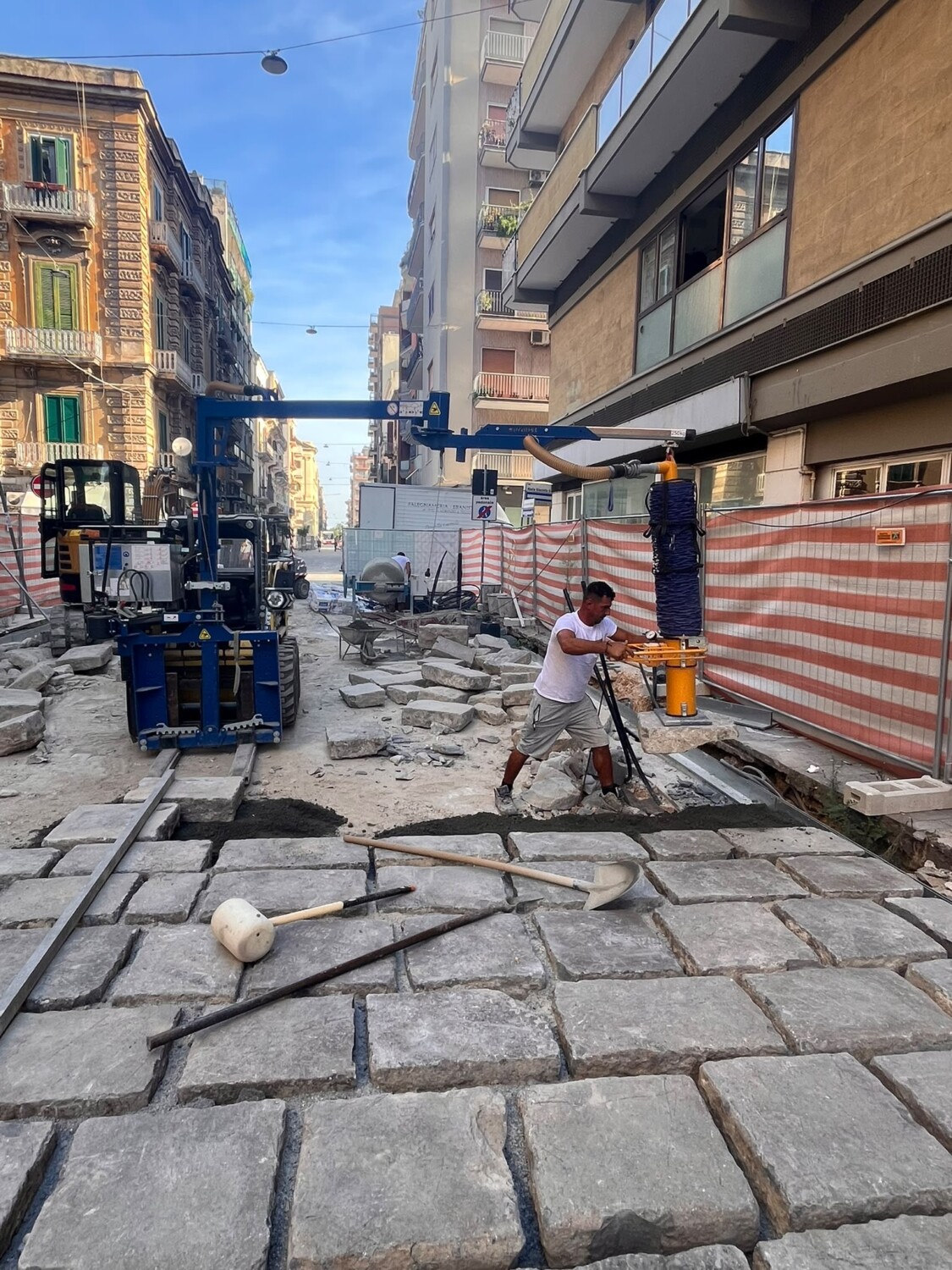 RIQUALIFICAZIONE DI VIA MANZONI RIPRESI I LAVORI SUL TRATTO CALEFATI ABATE GIMMA DA LUNEDÌ CANTIERE A PIENO REGIME