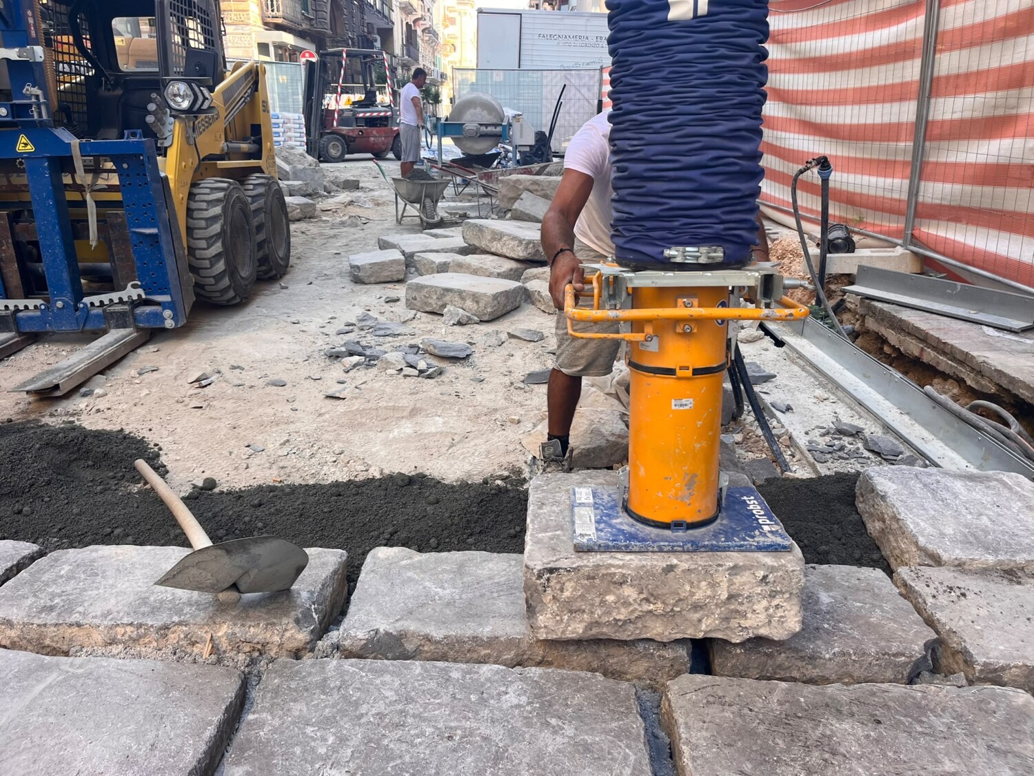 RIQUALIFICAZIONE DI VIA MANZONI RIPRESI I LAVORI SUL TRATTO CALEFATI ABATE GIMMA DA LUNEDÌ CANTIERE A PIENO REGIME