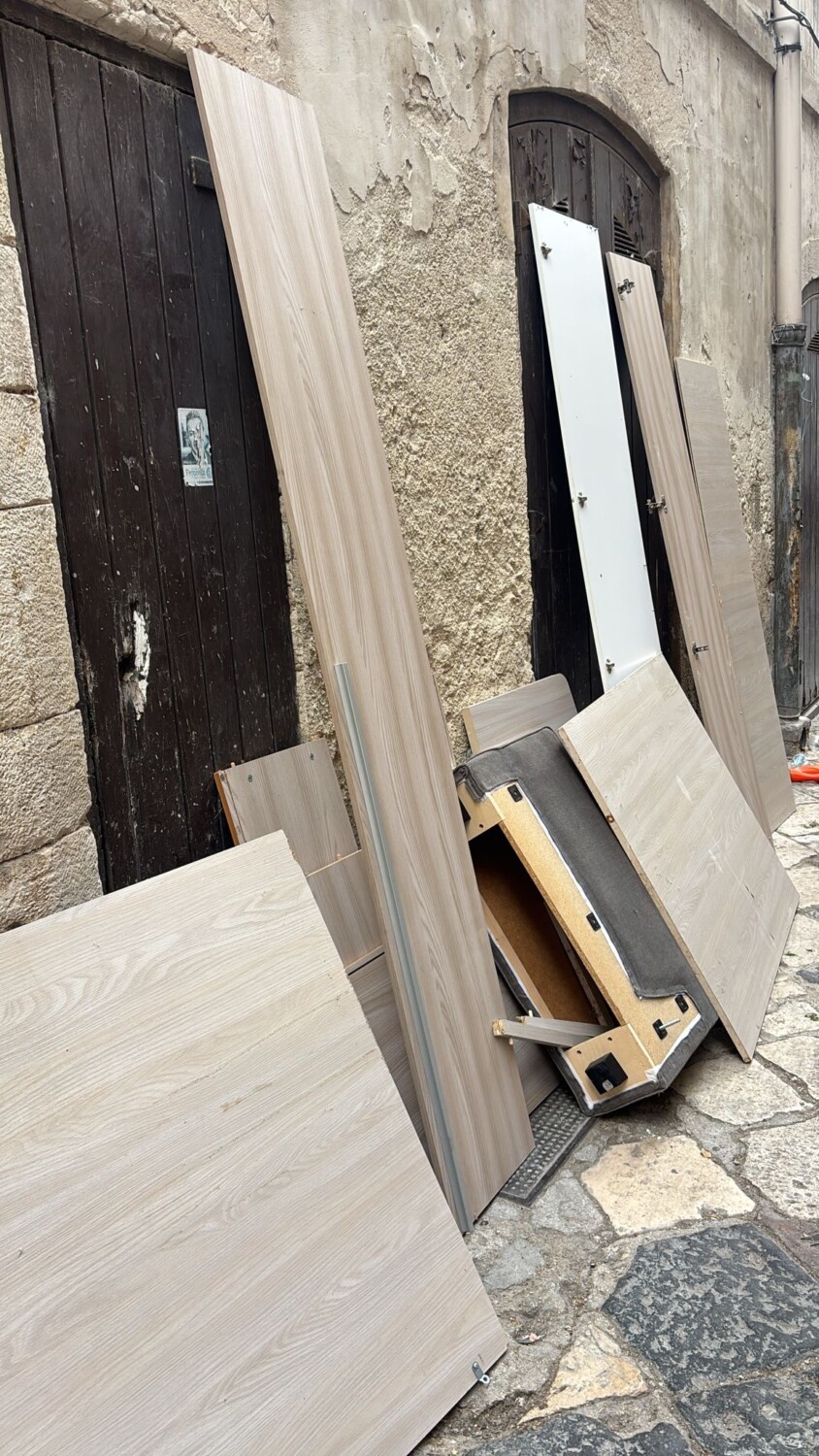 BARI, MOBILIO DI UN INTERO APPARTAMENTO ABBANDONATO IN UN VICOLO DELLA CITTÀ VECCHIA INDIVIDUATO E DENUNCIATO IL RESPONSABILE