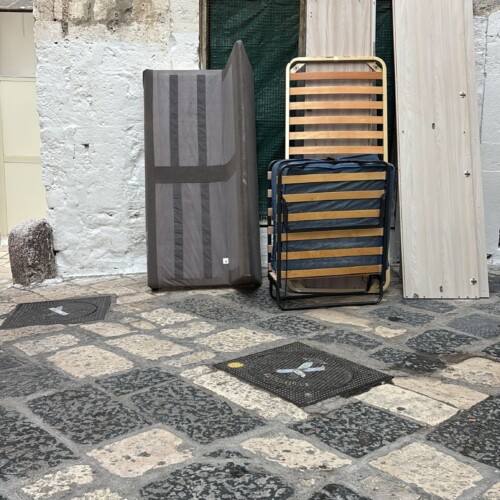 BARI, MOBILIO DI UN INTERO APPARTAMENTO ABBANDONATO IN UN VICOLO DELLA CITTÀ VECCHIA INDIVIDUATO E DENUNCIATO IL RESPONSABILE