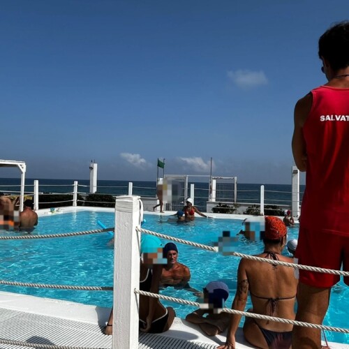 Segui l’Onda, dall’ambulatorio alla piscina: terapie in acqua e socialità per adolescenti e bambini