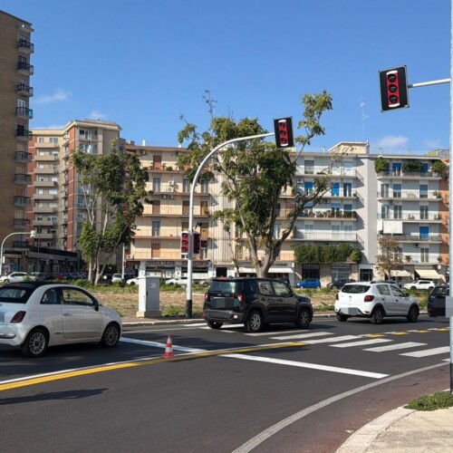 BRT: in corso la realizzazione delle corsie preferenziali in via Omodeo e lungo il percorso della linea verde con strisce gialle e borchie