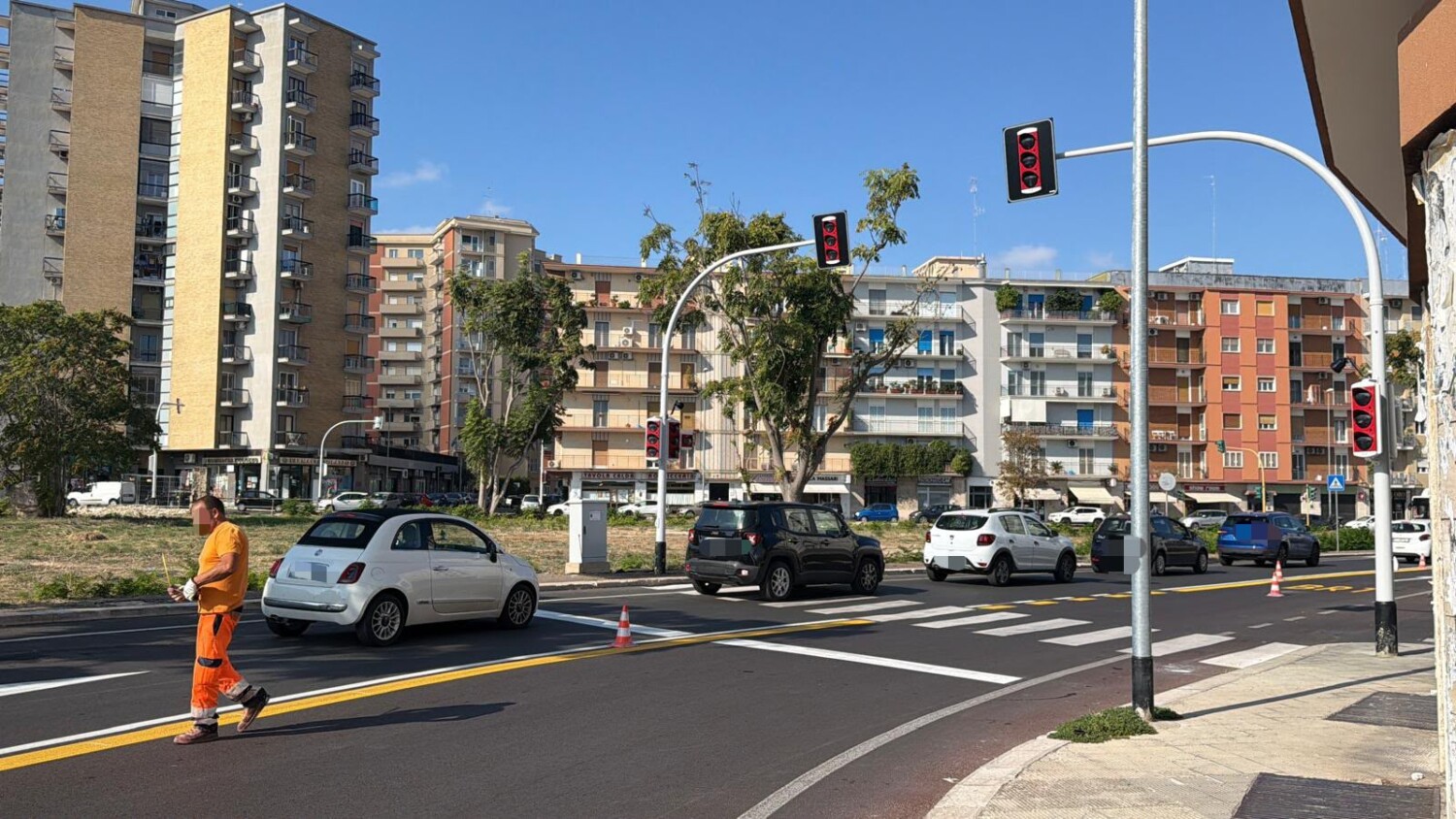BRT: in corso la realizzazione delle corsie preferenziali in via Omodeo e lungo il percorso della linea verde con strisce gialle e borchie