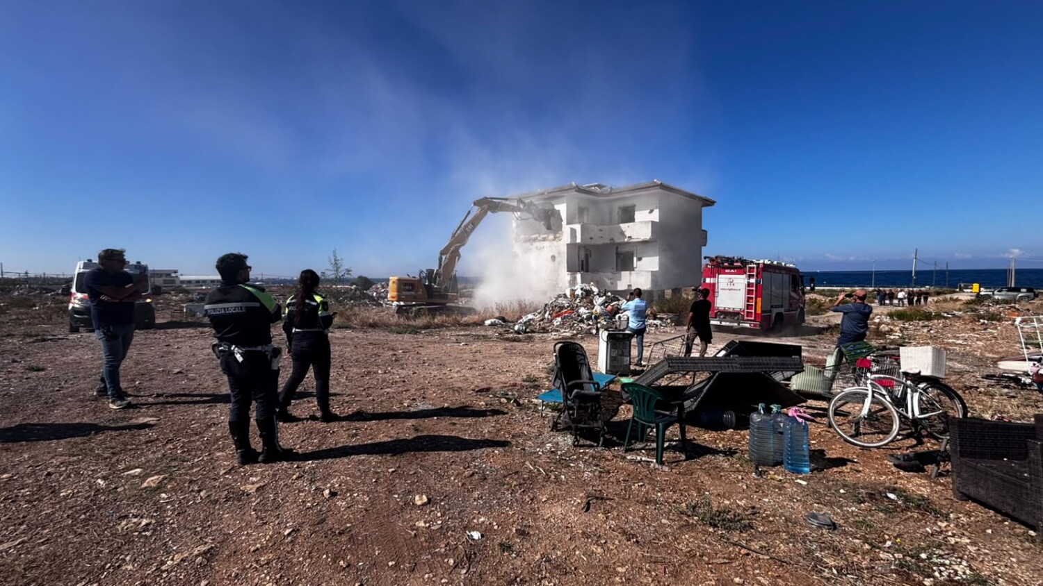 COSTA SUD, COMPLETATA LA DEMOLIZIONE DI DUE RUDERI NELL'AREA DI CANTIERE SUL LUNGOMARE: INTERVENTO FUNZIONALE AL COMPLETAMENTO DEL LOTTO 3 – PARCO COSTIERO DI TORRE CARNOSA