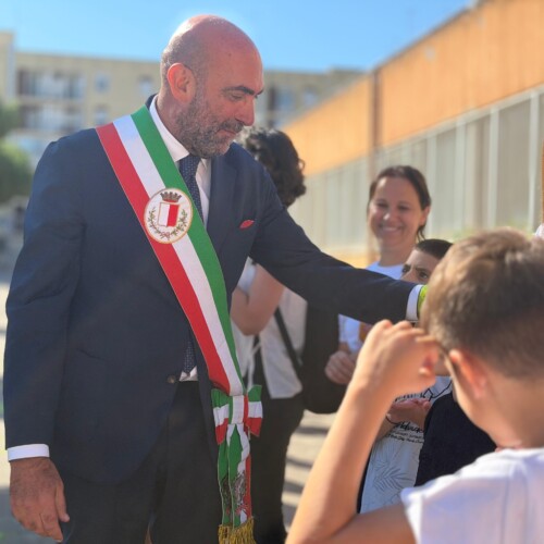 Il sindaco Leccese nella sala operativa della Polizia Locale per l’avvio delle scuole