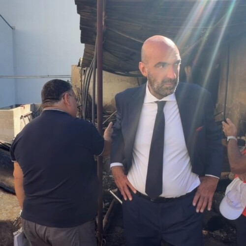 INCENDIO NELLA PARROCCHIA DI SAN GIROLAMO, IL SINDACO LECCESE INCONTRA DON PASQUALE ZECCHINI: “GESTO DA CONDANNARE, DOBBIAMO ARRIVARE PRIMA CHE I RAGAZZI SCELGANO STRADA SBAGLIATA”